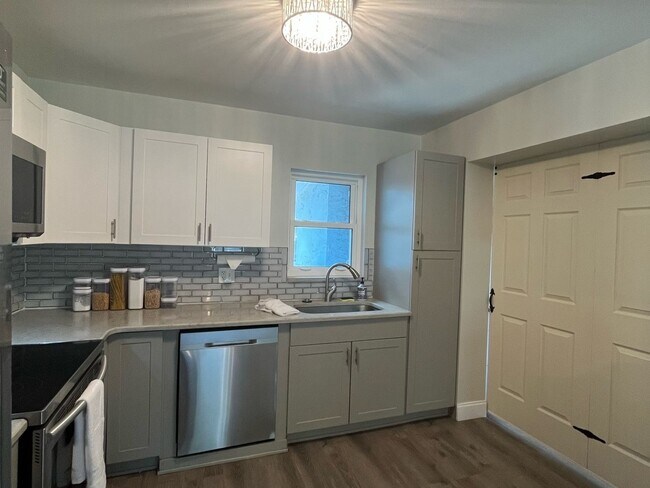 Building Photo - 3 Bedroom Single Family Home in Saint Pete...