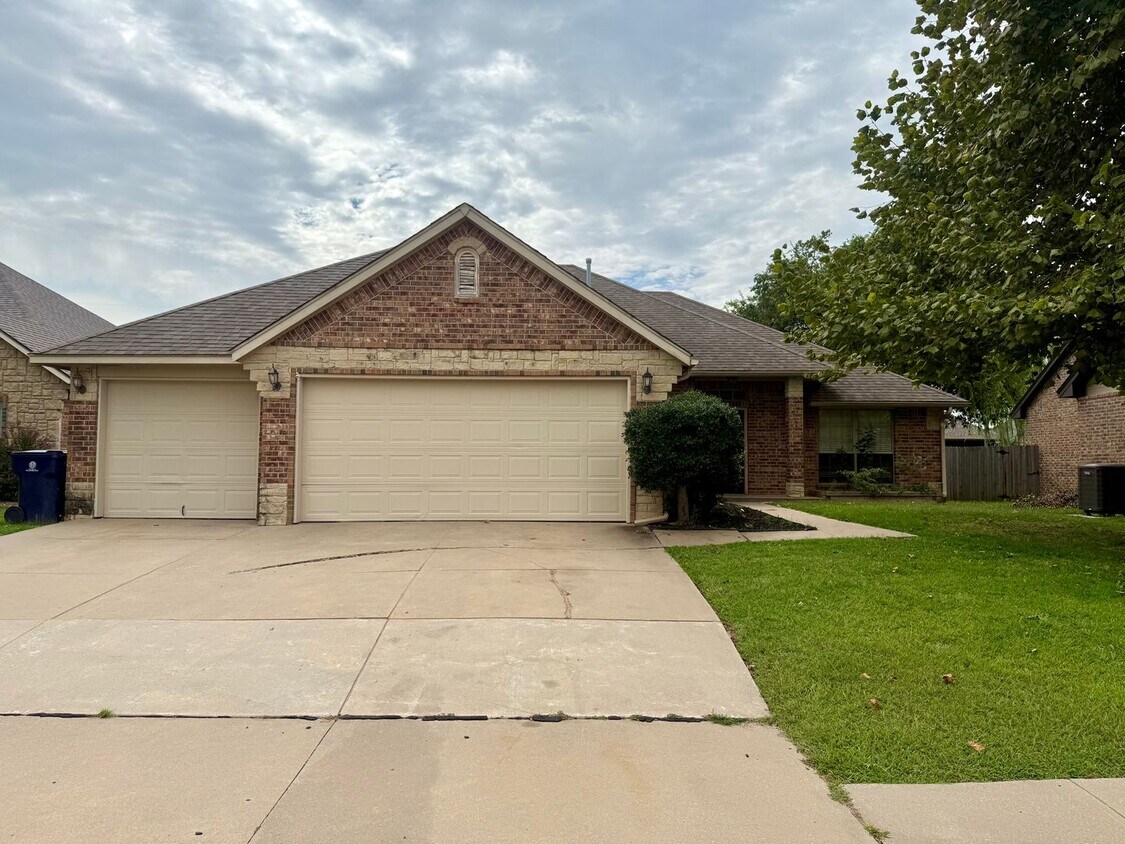 Beautiful 4 Bed 3 Bath Home with Great Loc... - Beautiful 4 Bed 3 Bath Home with Great Loc...