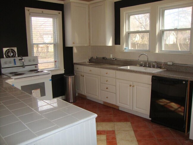 Building Photo - 311 2nd Ave