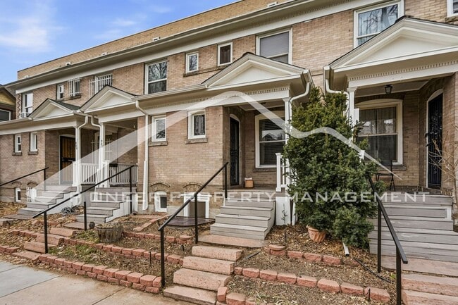 Building Photo - Charming Townhouse with Central AC and Great Location!