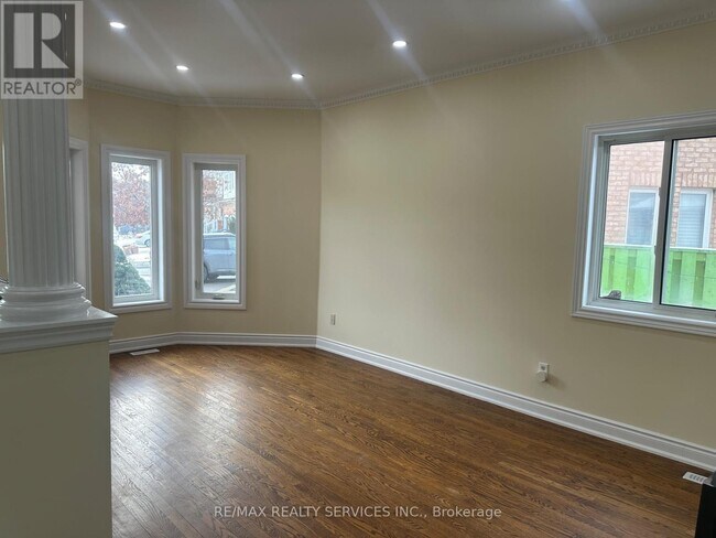 Building Photo - 80 Farthingale Crescent