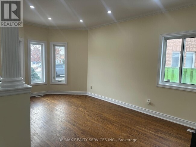 Photo du bâtiment - 80 Farthingale Crescent