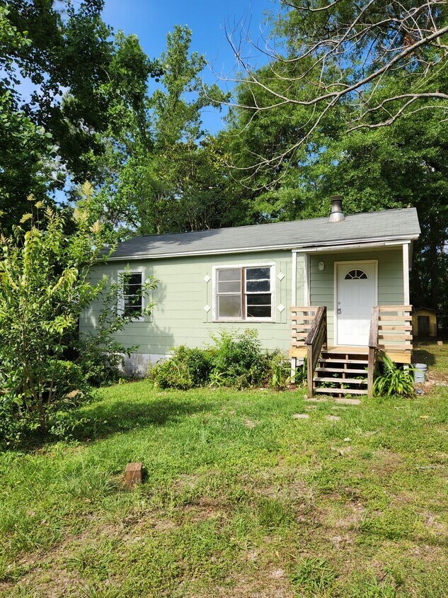 Foto principal - Single Family 2 bed 2 bath