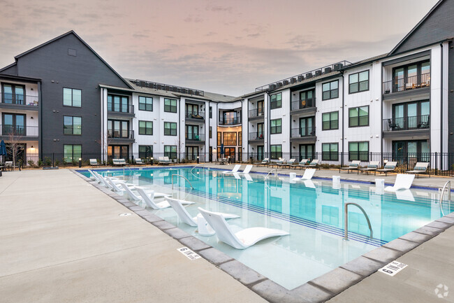 Piscina de agua salada estilo centro turístico - The Collins Luxury Apartments