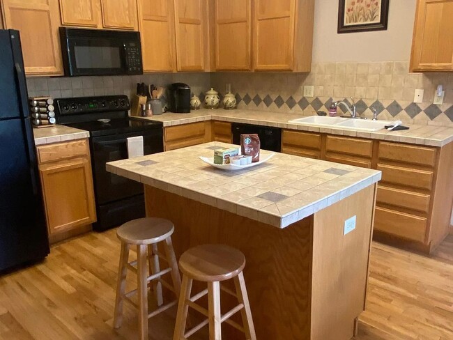 Foto del edificio - Spacious 4-Bedroom Home in Prime Rigden Fa...