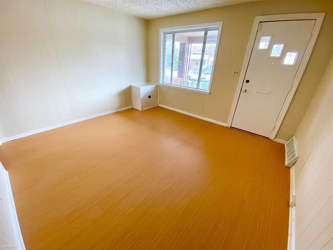 Building Photo - 3 br, 1 bath Townhome - 124 Chestnut St
