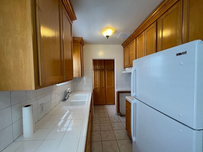 Building Photo - Bright & Spacious Unit in the Heart of Bur...