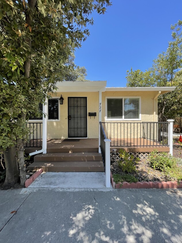 Main Entrance/Porch - 727 Laurel St