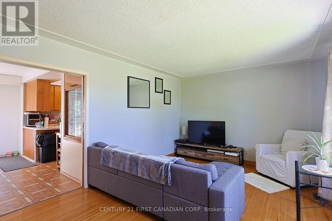 Building Photo - 268 Burlington Crescent