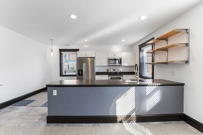 Building Photo - 819 Glenbrook Ave