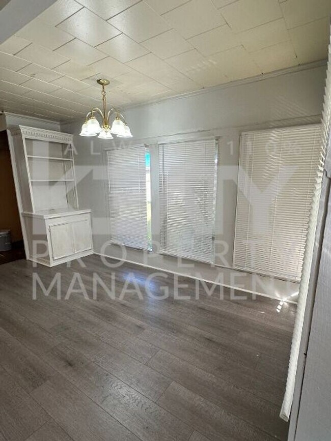 Building Photo - Adorable 2 bedroom home AVAILABLE NOW!