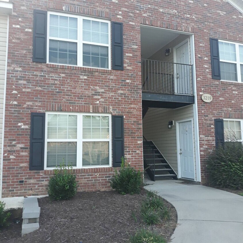 Primary Photo - 1 BEDROOM - 1 BATH 1st FLOOR CONDO - Prop....
