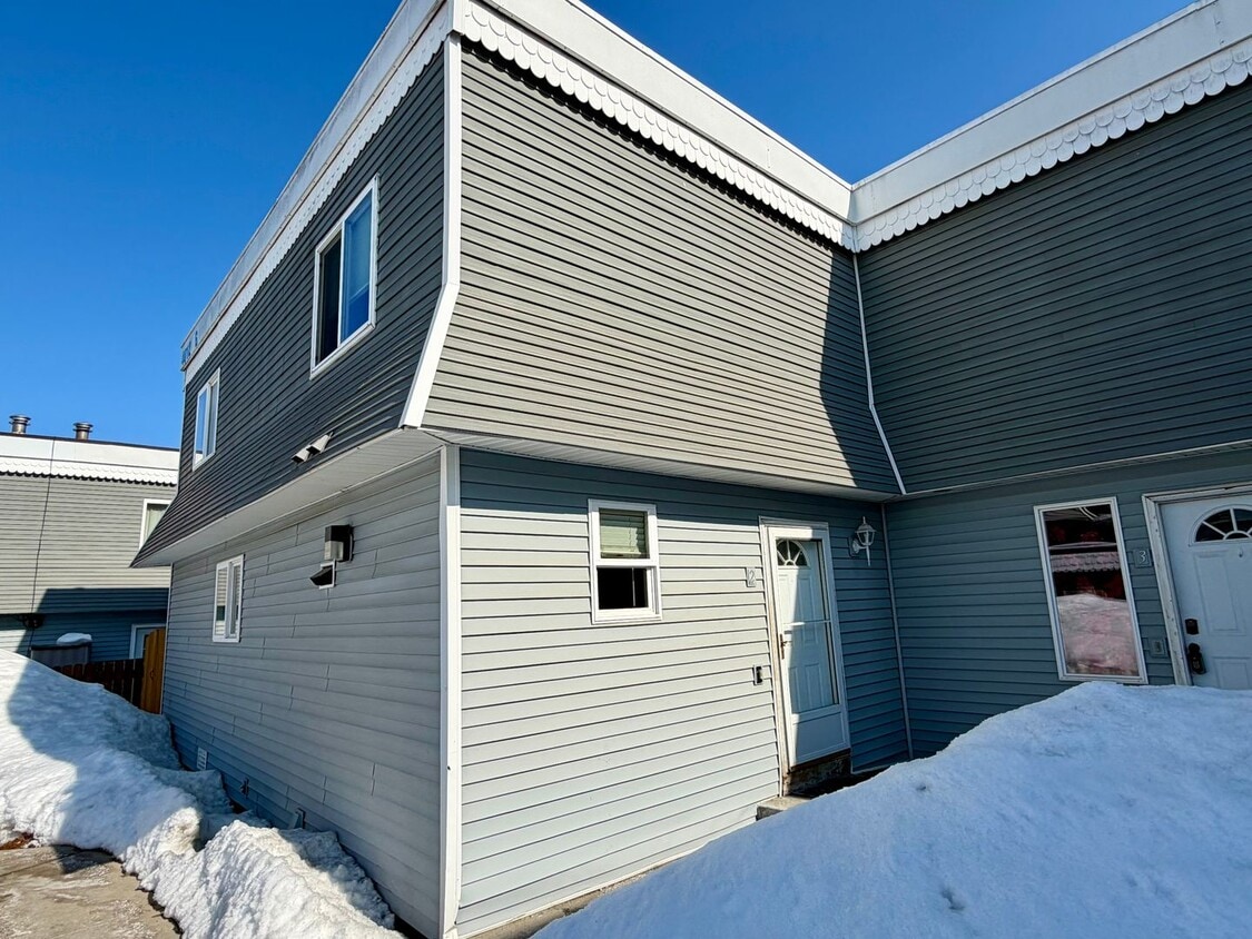 2 Bedroom Townhouse with Carport - 2 Bedroom Townhouse with Carport