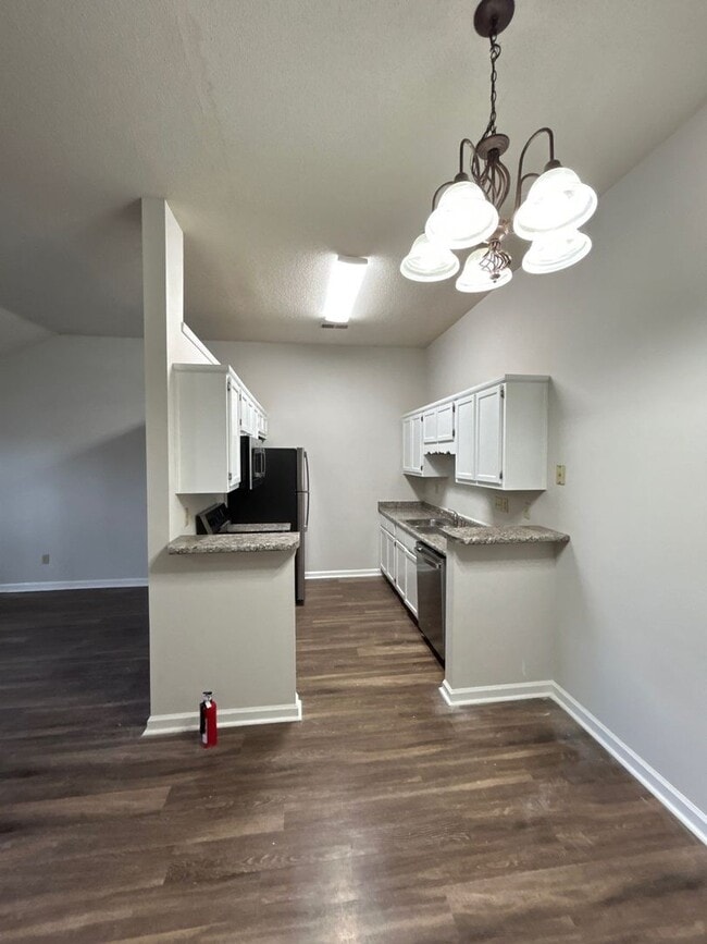 Building Photo - Cozy 3 bedroom/2 Bath townhome with vaulte...