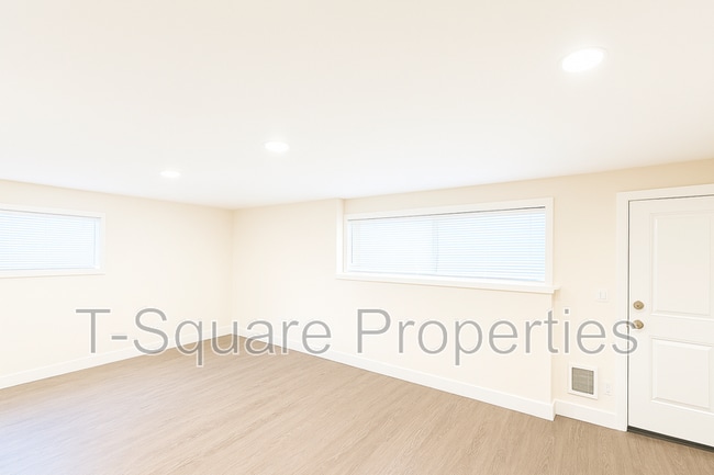 Building Photo - 325 5th Ave S