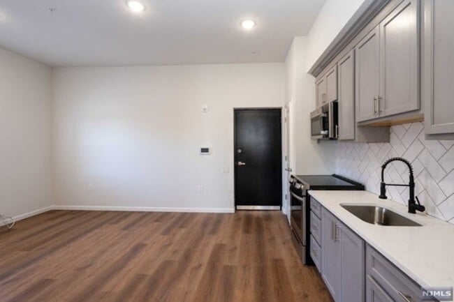 Building Photo - 72 Burroughs Pl