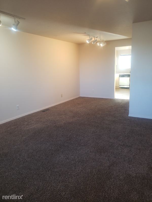 Primary Photo - 3 br, 2.5 bath Townhome - 185 Robbins Ave