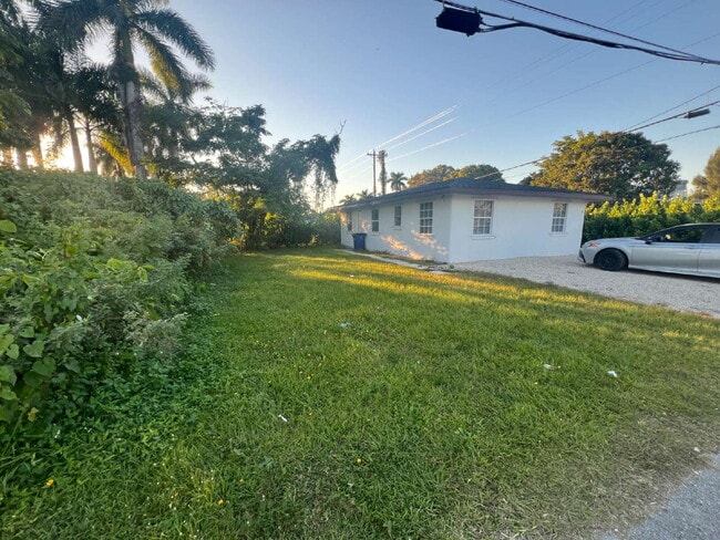 Foto del edificio - Updated 3/1 Home for Rent Close to Downtown Fort Myers Fun & Dining!