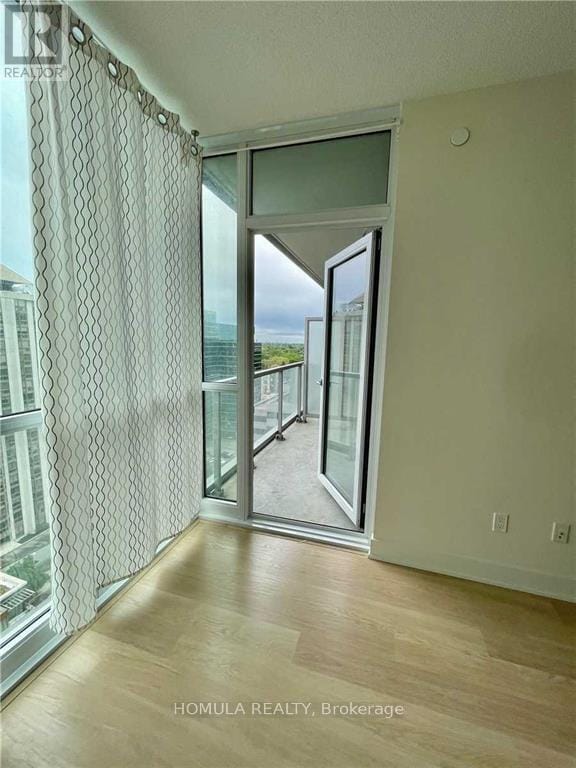 Photo du bâtiment - 88 Sheppard Ave E