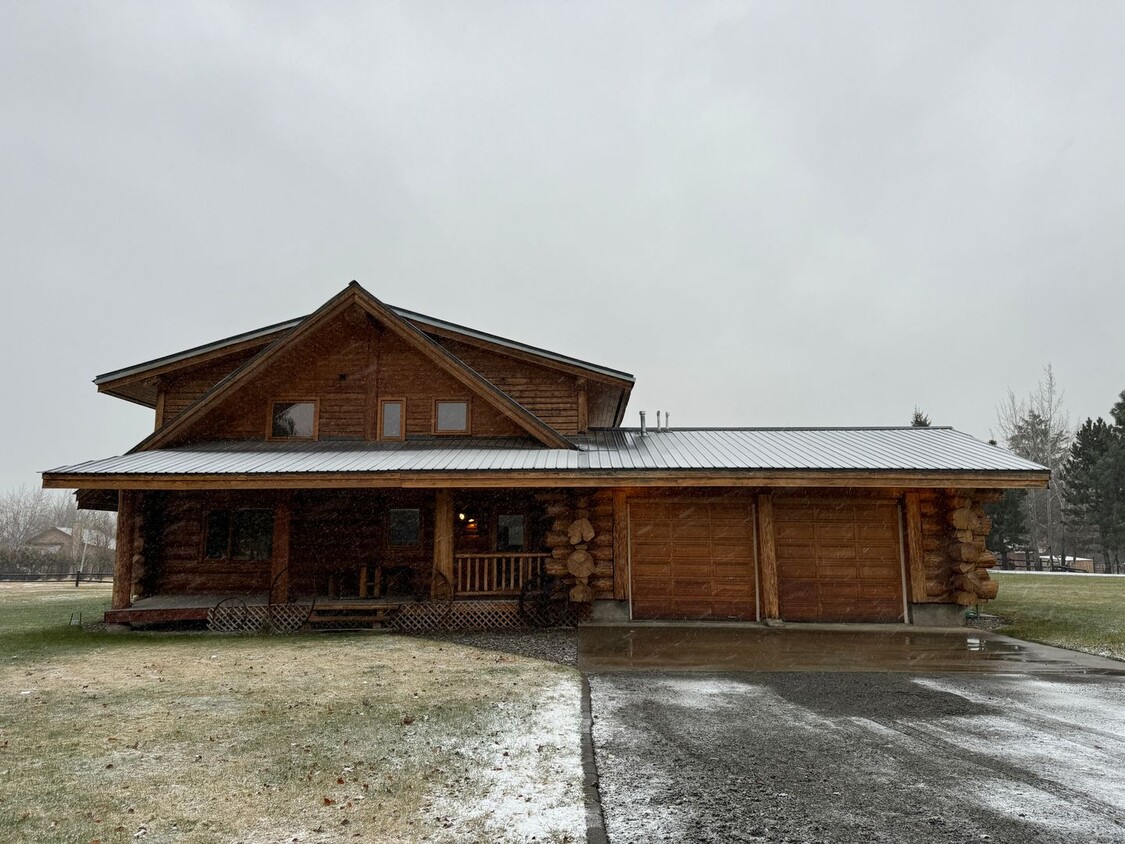 Foto principal - Enchanting Log Home for Lease