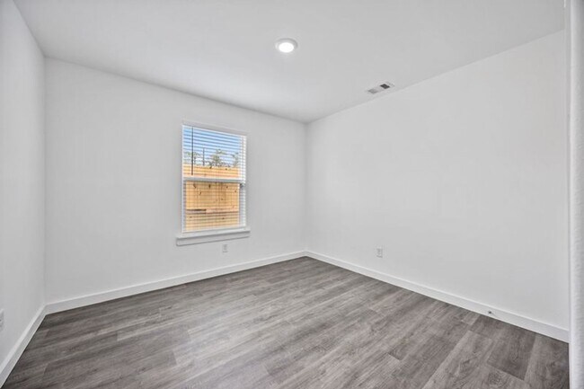 Foto del edificio - Brand New! Stunning 2-Story Unit