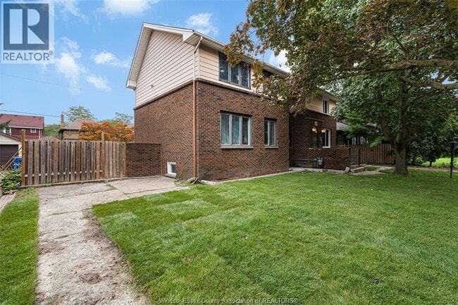 Building Photo - 2268 Victoria Ave