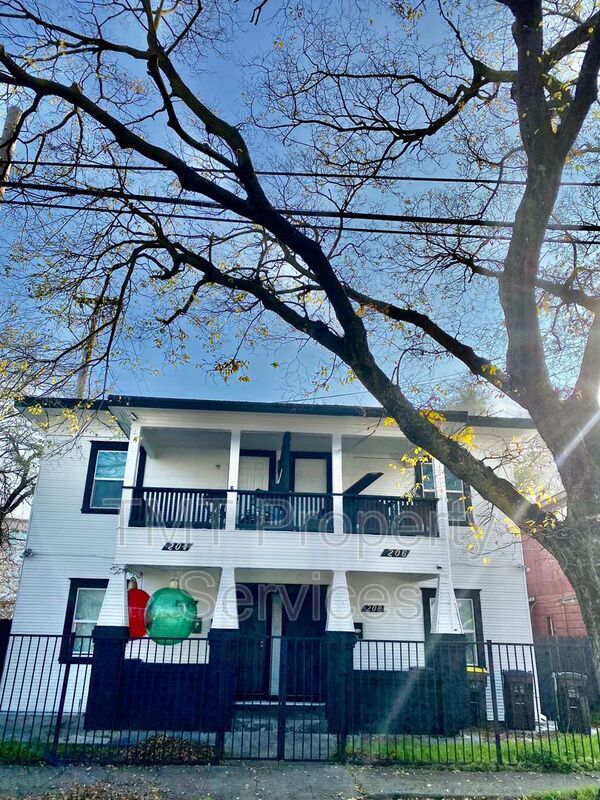 Building Photo - 202-208 W Oak St