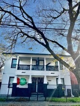 Building Photo - 202-208 W Oak St