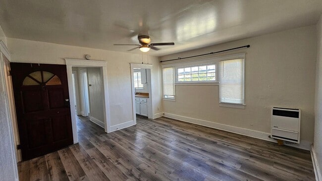 Building Photo - **519 E 17th St Long Beach** Upstairs 2 bedroom 1 bath** 2 weeks free OAC**