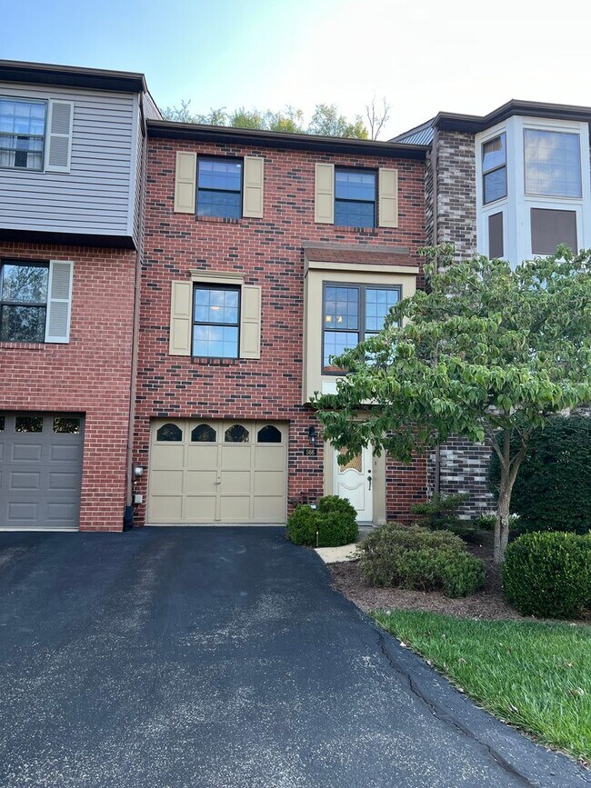 Building Photo - Robinson 2 Bed, 2.5 Bath Townhouse in Priv...