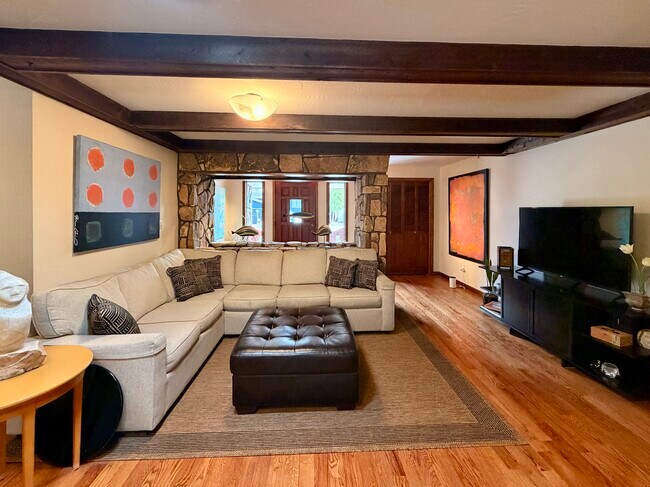 Sala de estar de la planta superior - 2225 Jewel St