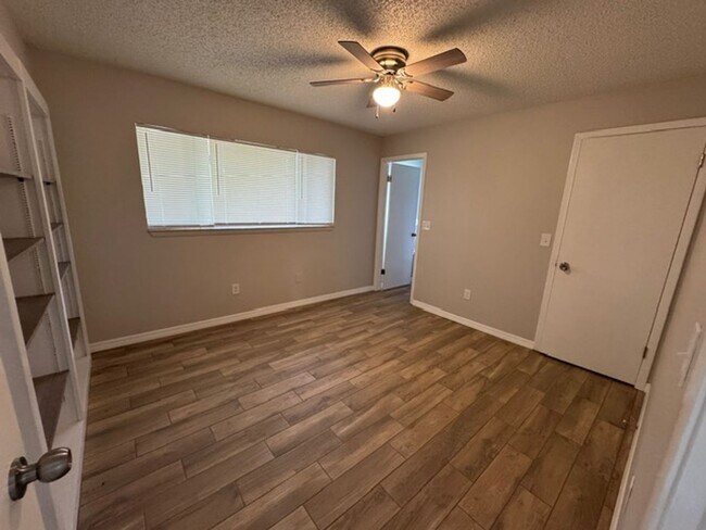Foto del edificio - Spacious 3BR/2BA Duplex – Fresh Remodel, P...