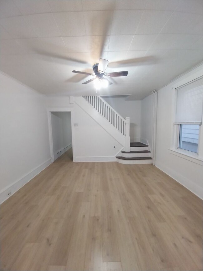 Building Photo - 3 bedroom, 1.5 baths, yard, washer dryer hook up