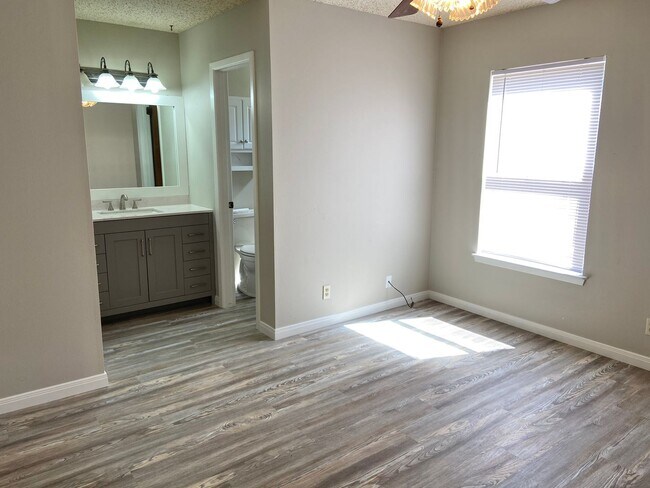 Building Photo - Precious 3 bedroom 2 bath home! Just updat...