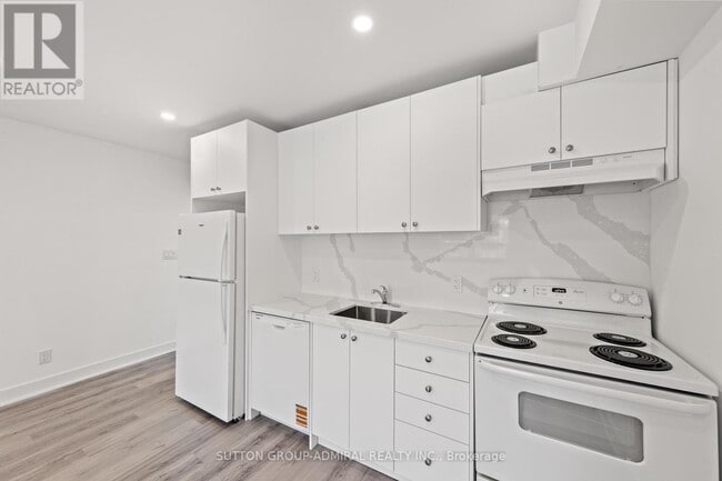 Building Photo - 1305 St Clair Ave W