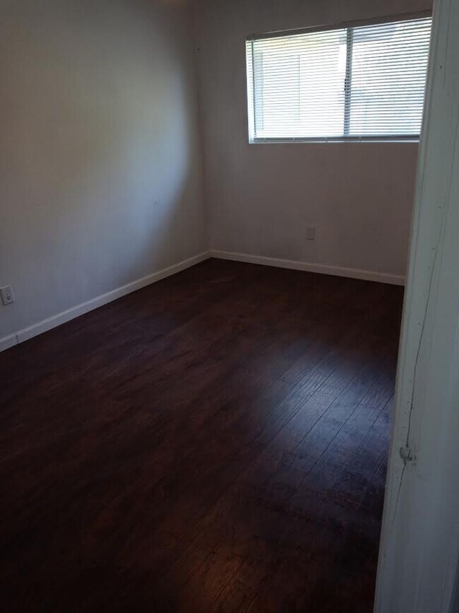 Building Photo - Newly remodeled duplex!