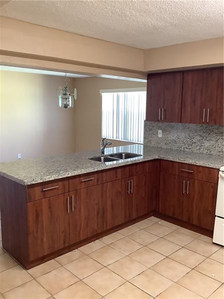Foto del edificio - 5220 NW 17th Ct