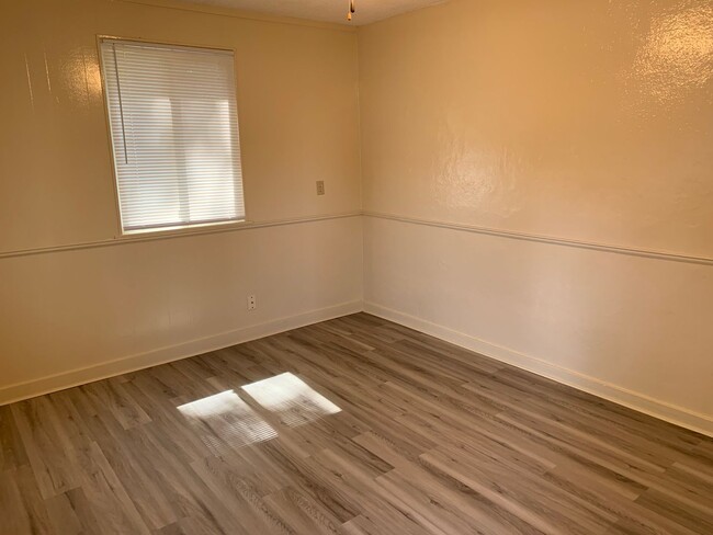 Building Photo - 2 Bedroom Apartment For Lease