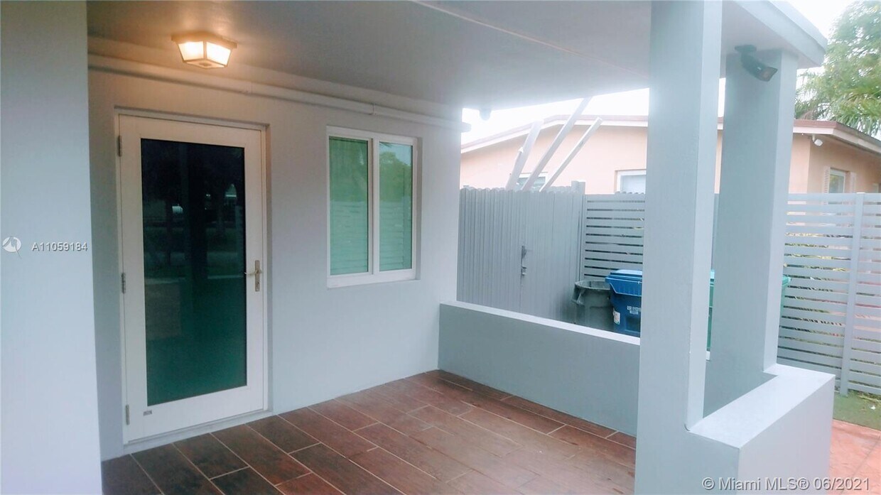 Foto principal - 9340 SW 24th St