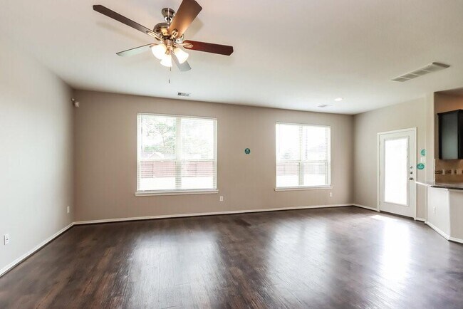 Foto del edificio - 16606 Lake Prince Ln