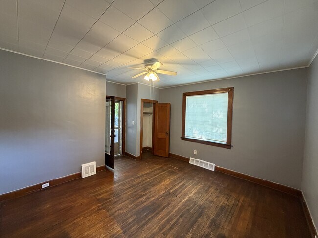 Foto del edificio - 7204 Lawn Ave