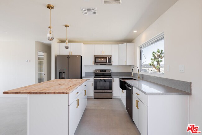 Building Photo - 59276 Applegate Way