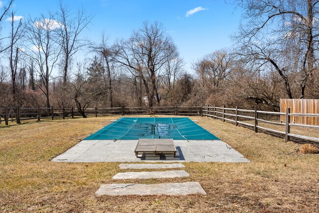 Foto del edificio - 112 Chestnut Land Rd