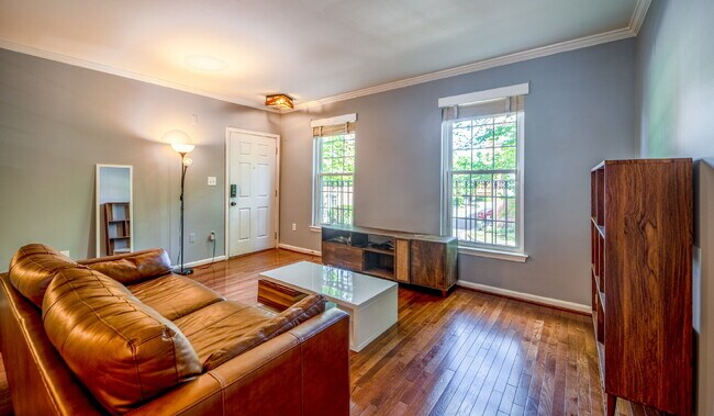 Foto del edificio - Comfortable Condo Living in Convenient Alexandria Location