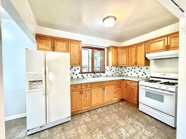 Building Photo - Charming 2 Bedroom 1 Bath Home in the Desi...