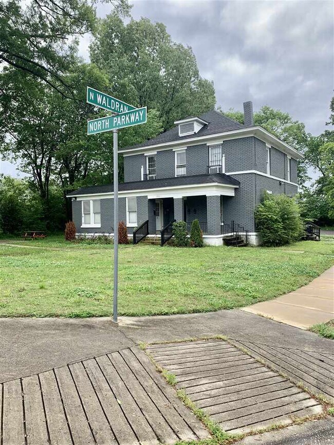 Building Photo - 1111 North Pkwy