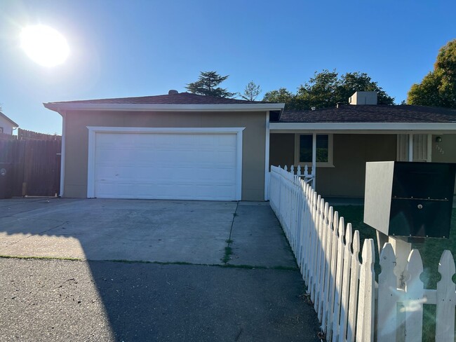 Building Photo - NEWLY REMODELED 3 BDRM HOME WITH EXTRA LAR...