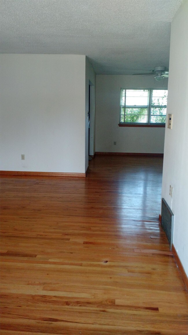 Building Photo - 707 NW Mockingbird Rd