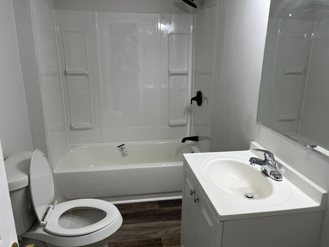 Foto del edificio - 635 N Moore Rd