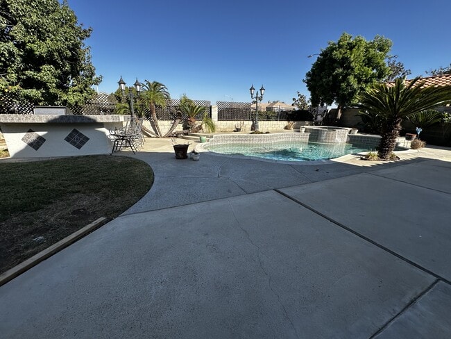 Foto del edificio - 8704 Mesa Oak Dr